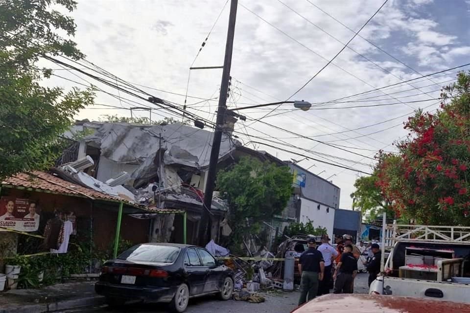 La explosión prácticamente destruyó la vivienda, y dañó otras dos adyacentes.