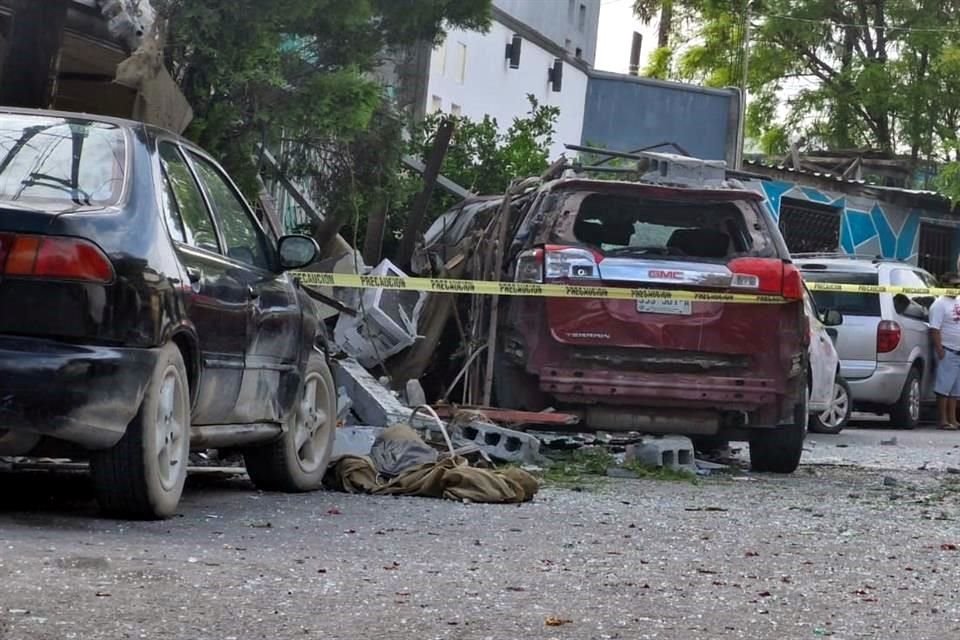 El accidente causó daños en cuatro vehículos estacionados en el sector.