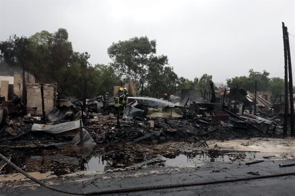 Autoridades controlaron incendio que se registró esta mañana a las espaldas del AICM, en los límites de Nezahualcóyotl y Gustavo A. Madero.