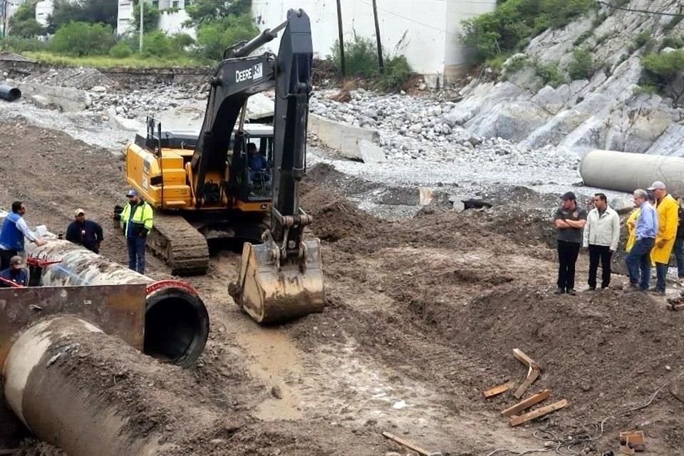 El Gobernador, el director de Agua y Drenaje, y el Alcalde de Santa Catarina acudieron a La Huasteca para supervisas las obras de reparación de la tubería.