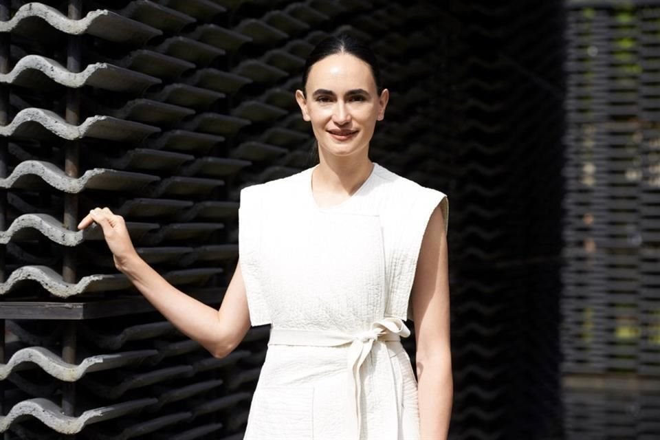 La arquitecta mexicana Frida Escobedo posa frente al pabellón diseñado en 2018 a invitación de la Serpentine Gallery en los jardines de Kensington en Londres.
