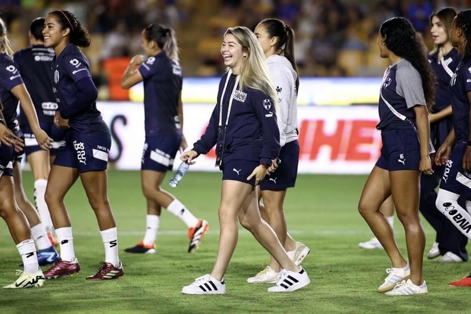 Katty Martínez, descartada para este partido, lució sonriente en su primera visita al Uni como rayada.
