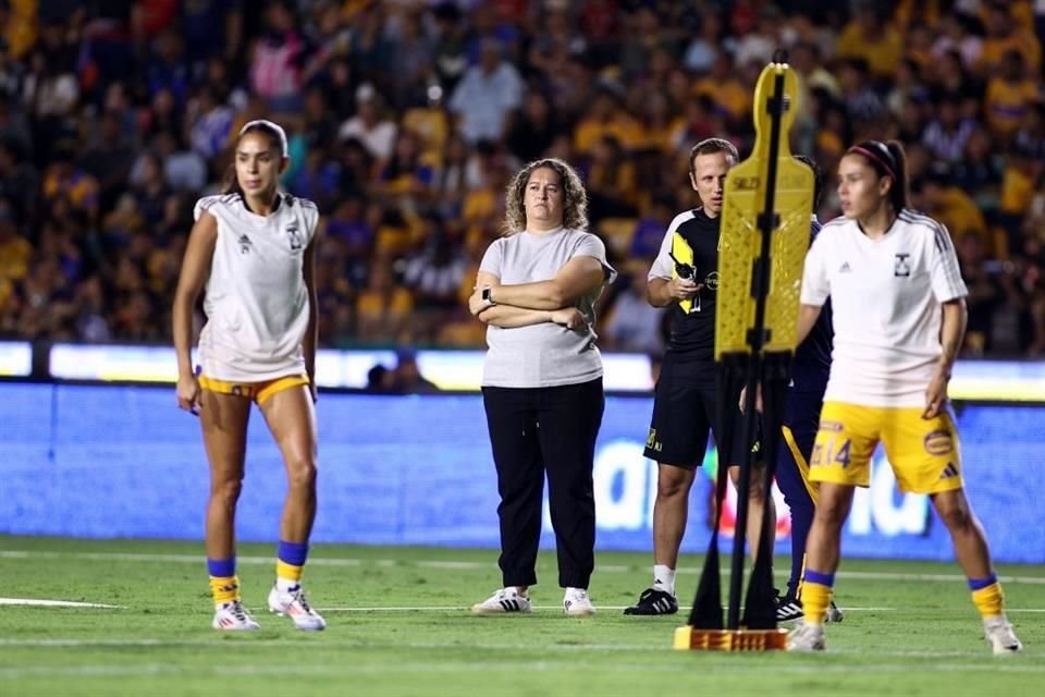 Las felinas ya calientan de cara al arranque del encuentro.