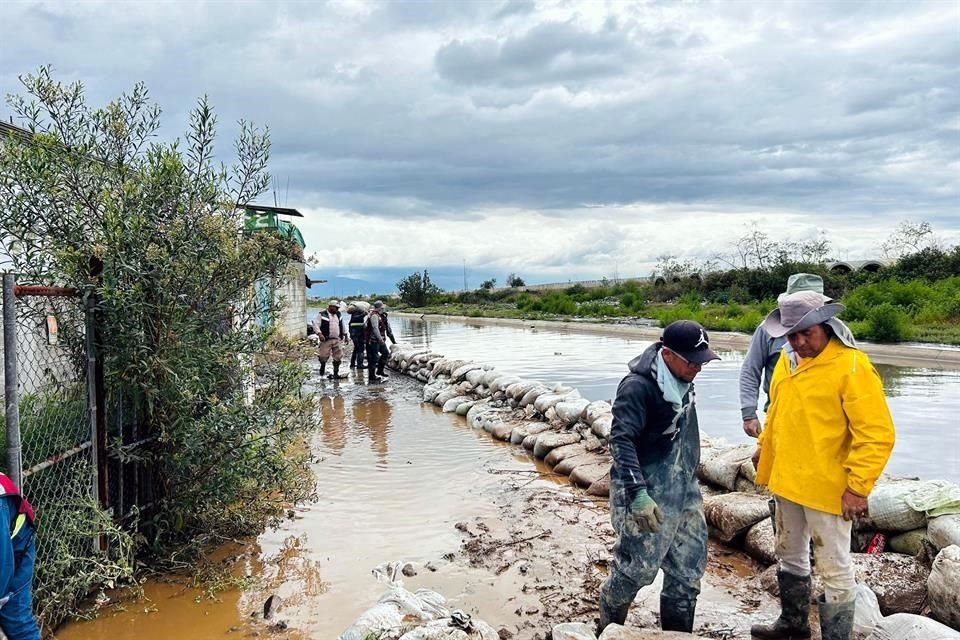 Personal del Municipio de Chimalhuacán detalló que en esa misma zona se presentó una fractura y desbordamiento del Río de la Compañía.