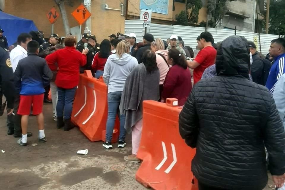 Habitantes de la Colonia El Capulín, en Álvaro Obregón, protestaron en obras del Tren Interurbano.