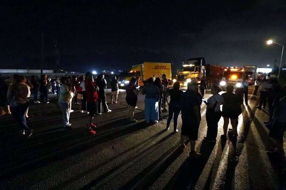 El bloqueo se extiende desde el entronque a García hasta la Plaza Sendero, en un tramo de unos 3 kilómetros.