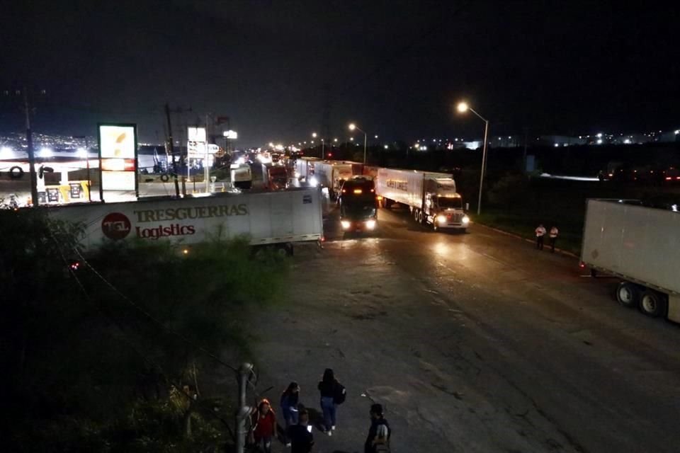 El bloqueo se extiende desde el entronque a García hasta la Plaza Sendero, en un tramo de unos 3 kilómetros.