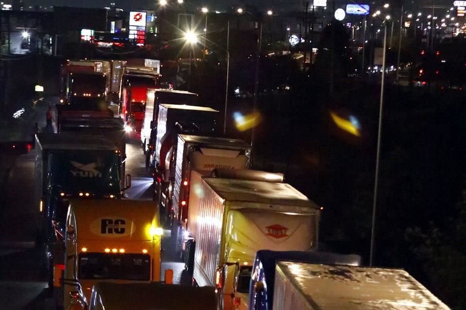 El bloqueo se extiende desde el entronque a García hasta la Plaza Sendero, en un tramo de unos 3 kilómetros.