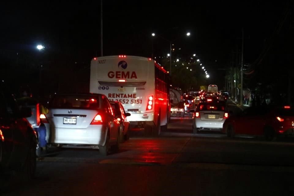 El bloqueo se extiende desde el entronque a García hasta la Plaza Sendero, en un tramo de unos 3 kilómetros.