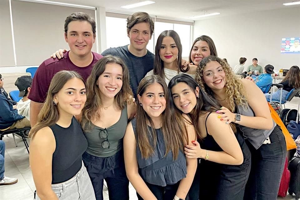 César Martínez (arriba, izq. a der.), Marcelo Martínez, Lorena Vargas y Silvana Prior; María José Chávez (abajo, izq. a der.), Mariel Soto, Regina Serrano, Regina Montelongo y Danya González.