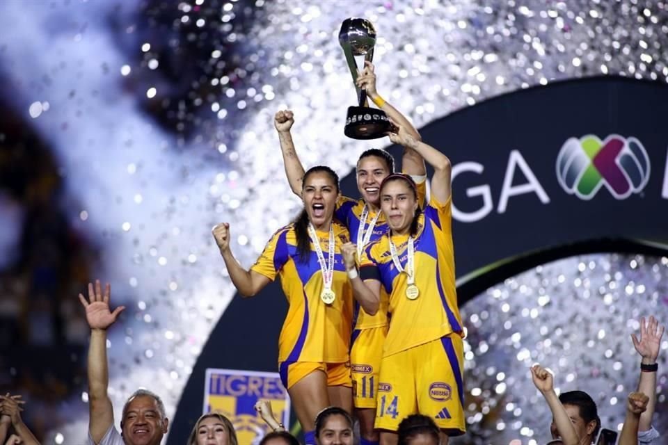 Tres emblemas de Tigres Femenil se encargaron de alzar el trofeo.