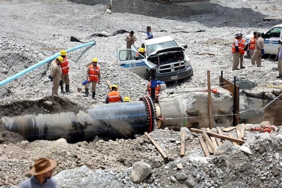 Aunque ayer aún se trabajaba en reparar tubería provisional, el Gobernador aseguró que ahora alistan la instalación de un tubo de acero para garantizar el suministro.