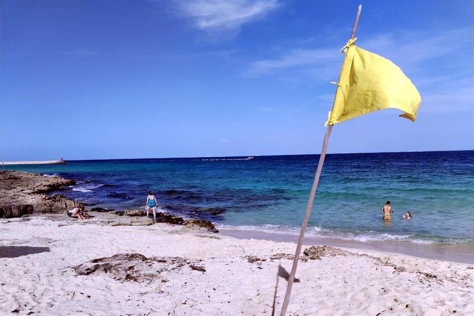 La tarde de este martes, en  la playa del hotel sede del Festival Paax huéspedes y asistentes disfrutaban del sol, aunque se había colocado bandera amarilla, que indica precaución.