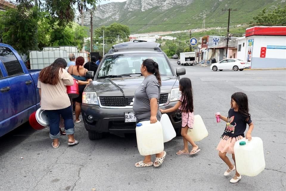 Familias enteras deben cargar pipas y tambos para tener algo de agua en sus casas.