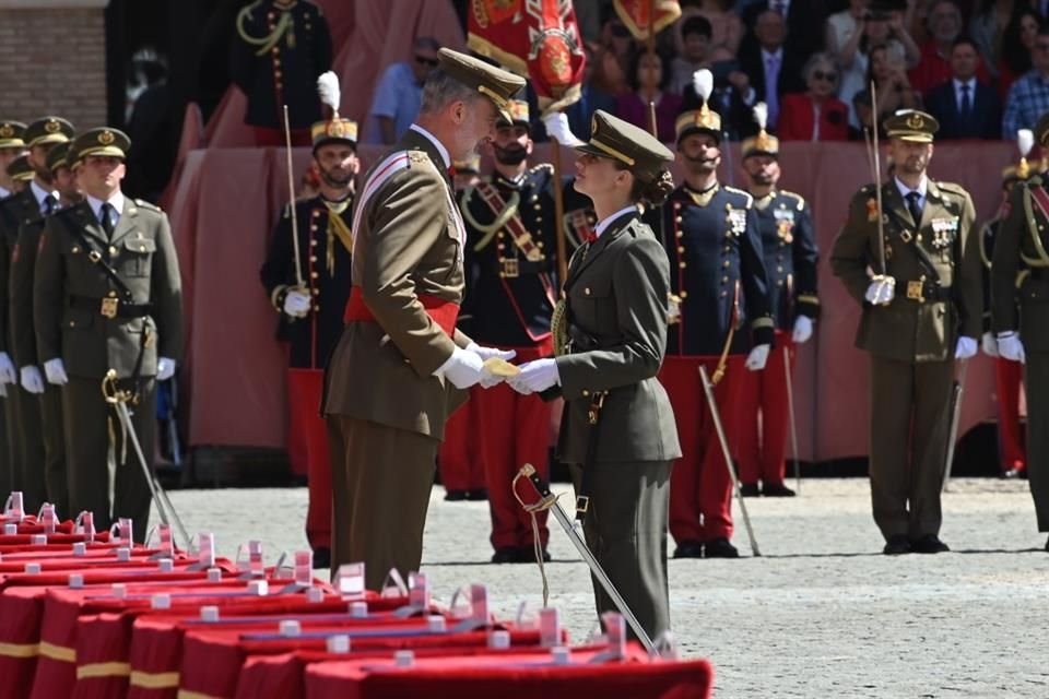 El monarca le entregó a su hija el despacho de Dama Alférez Cadete del Ejército de Tierra y la Gran Cruz del Mérito Militar.