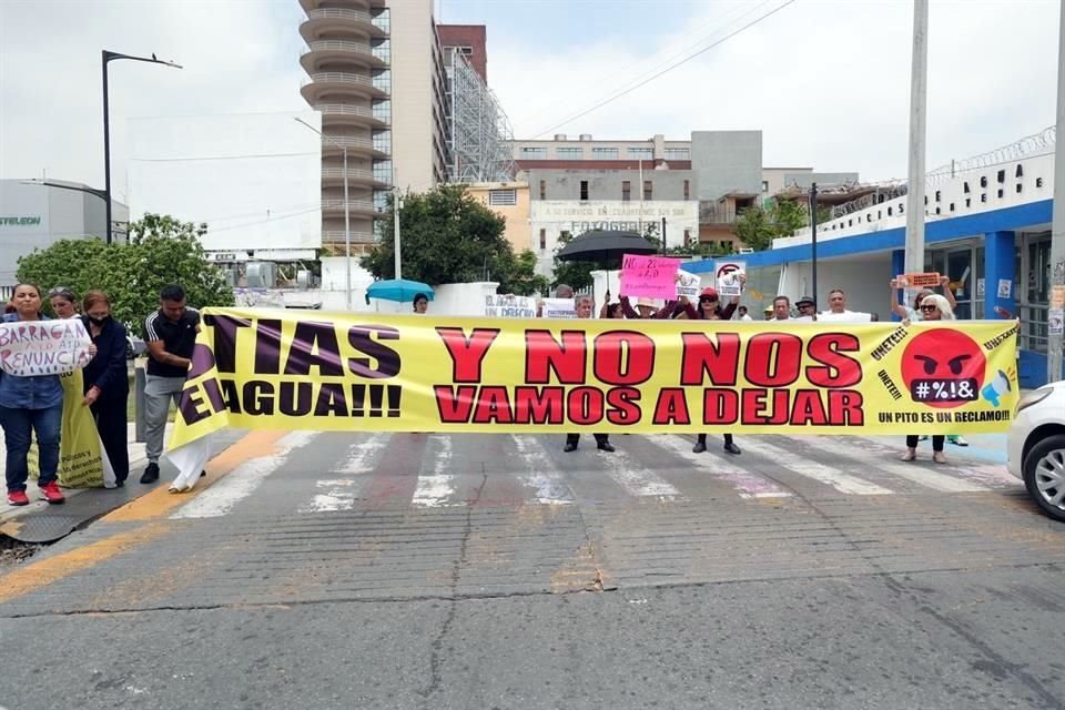 Los ciudadanos obstruyeron por varios minutos un tramo de la rotonda del Obelisco