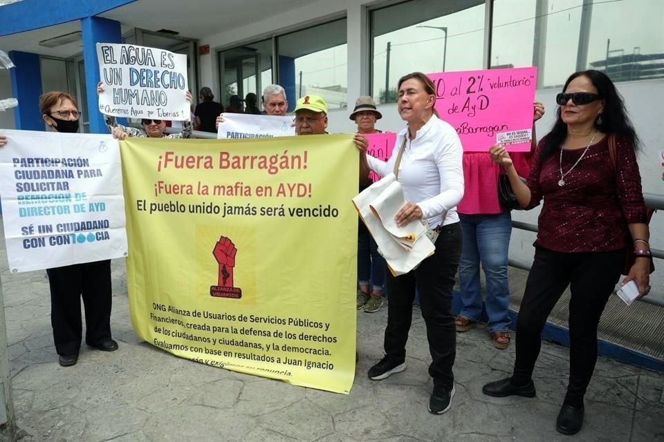 Los ciudadanos exigieron la renuncia del titular del organismo, Juan Ignacio Barragán.