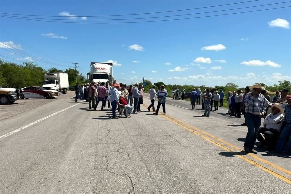 Productores volvieron a bloquear hoy la carretera San Fernando-Matamoros, en Tamaulipas.