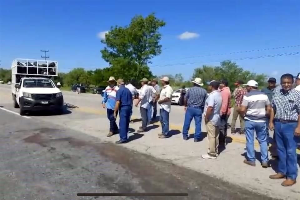 Los participantes en la protesta permiten el paso a vehículos particulares, de emergencia y de pasajeros, y sólo bloquean a tractocamiones.