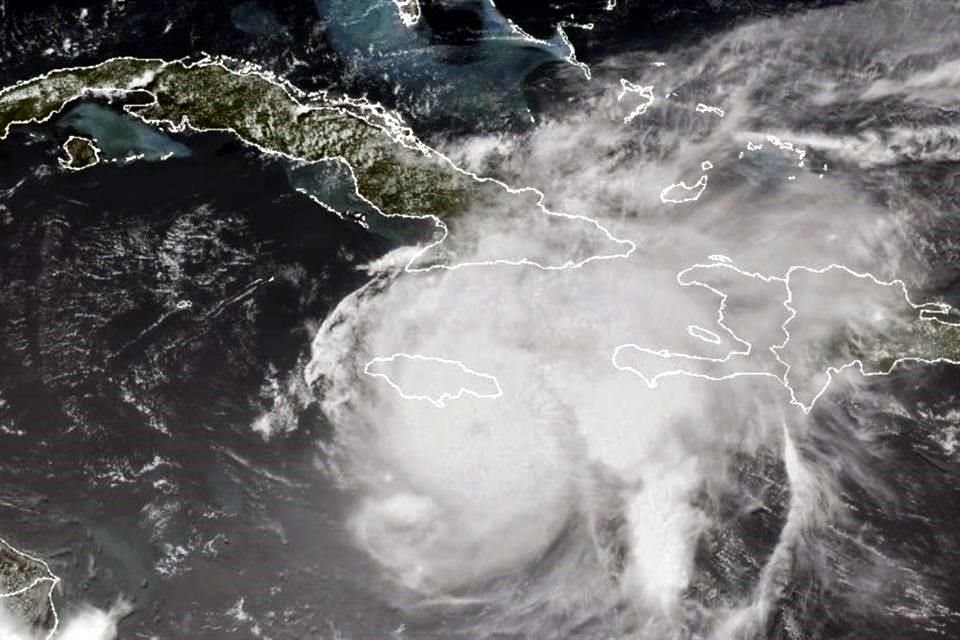 El huracán 'Beryl' azota como categoría 4 a Jamaica, donde se reporta una oleada de agua, vientos fueres, lluvias torrenciales y apagones.