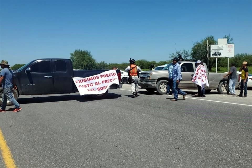 Los sorgueros bloquearon ambos sentidos de la vía Monterrey-Reynosa.