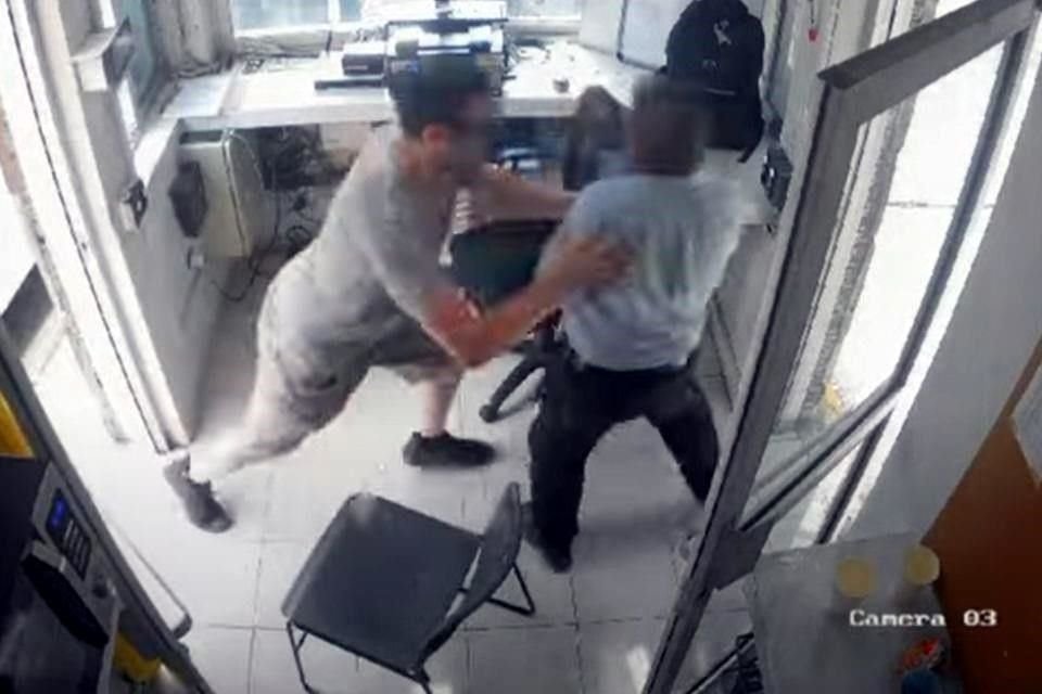 La agresión trascendió el pasado 2 de Julio al difundirse un video en donde aparece el imputado vociferando palabras altisonantes y golpeando a los guardias.