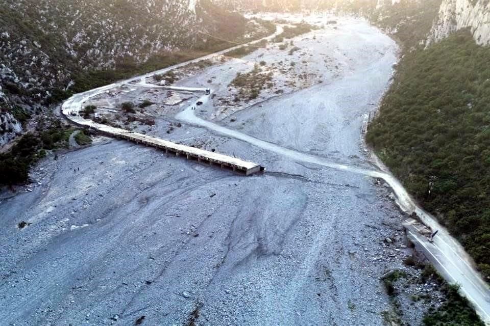 A lo largo de los 17 kilómetros que hay desde la entrada principal de La Huasteca hasta  la cortina Rompepicos los accesos lucen destrozados