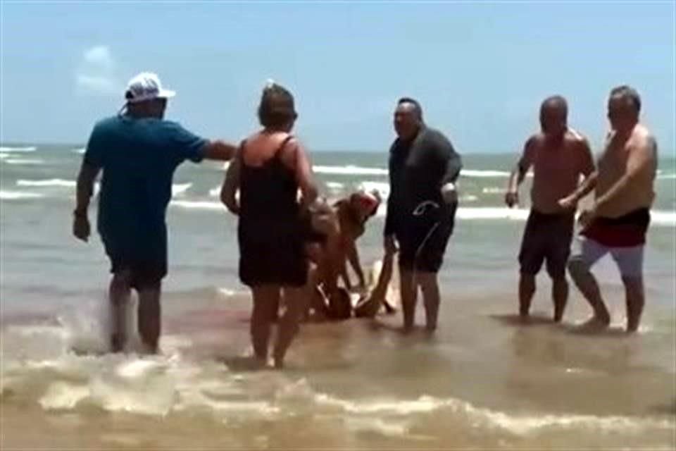 Cuatro personas resultaron heridas tras ser atacadas por un tiburón en la Isla del Padre.