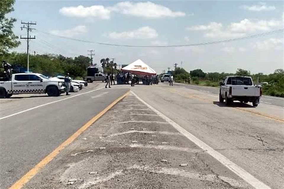 La Vocería de Seguridad Pública de Tamaulipas confirmó el bloqueo y exhortó a los conductores a tener precaución al circular por ese tramo ubicado a la altura del ejido La Libertad.