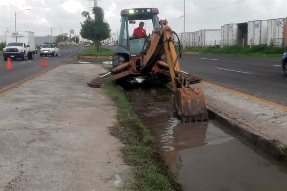 En Reynosa, las autoridades han iniciado con un operativo para desazolvar vados, arroyos y alcantarillas.