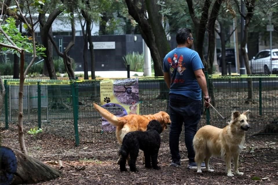 Gente llegó acompañada de sus perros para que socializaran con otros animales, pero hallaron el sitio cerrado.