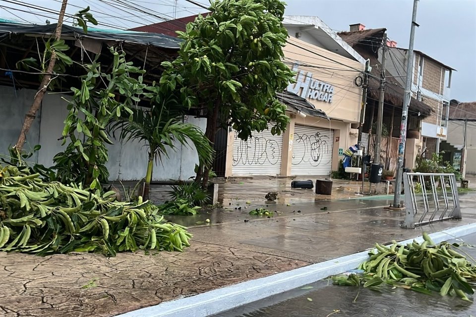 Se prevé oleaje de 6 a 8 metros de altura, marea de tormenta de 3 a 5 metros y posible formación de trombas marinas en las costas de Yucatán y Quintana Roo.