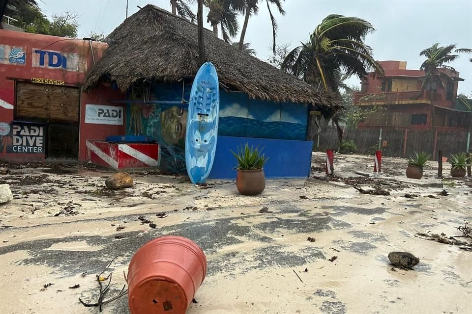 El fenómeno meteorológico impactó a las 5:05 horas de este viernes en Tulum.