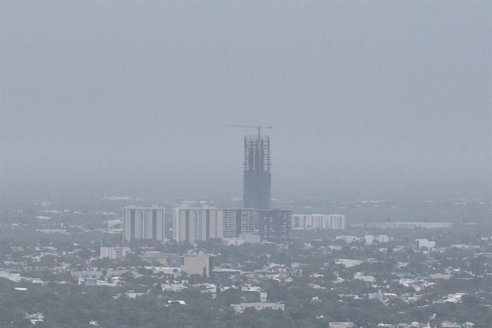 La neblina cubre Mérida previo al arribo de 'Beryl'.