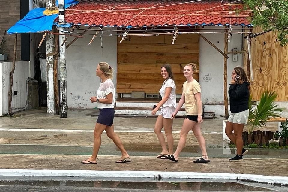 Algunas turistas caminaban por las calles tras el paso del huracán en QR.