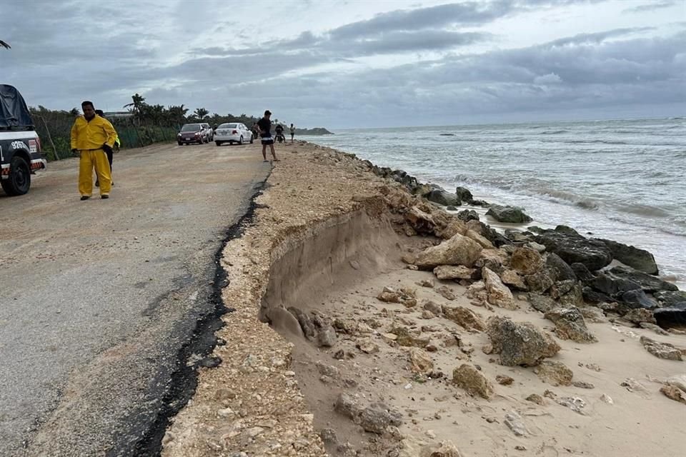 En la costa de Tulum se desprendió una parte aledaña a la vialidad.