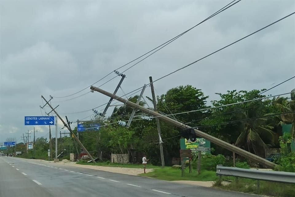 Al menos 18 mil 015 usuarios de CFE en Yucatán se quedaron sin luz.