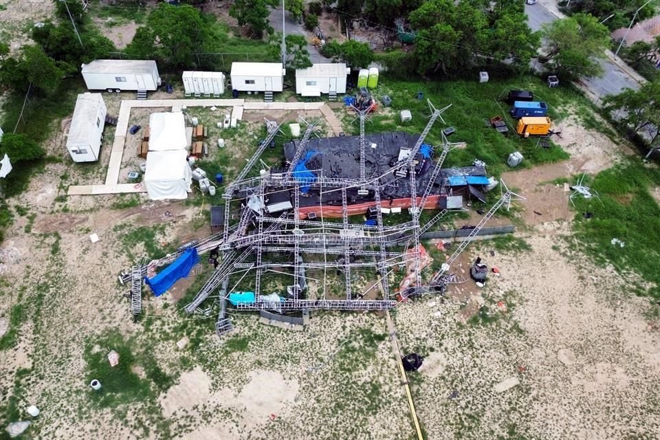 En el campo de beisbol de la Col. Villas del Obispo, en San Pedro, permanecen las estructuras metálicas del escenario que cayó el pasado 22 de mayo.