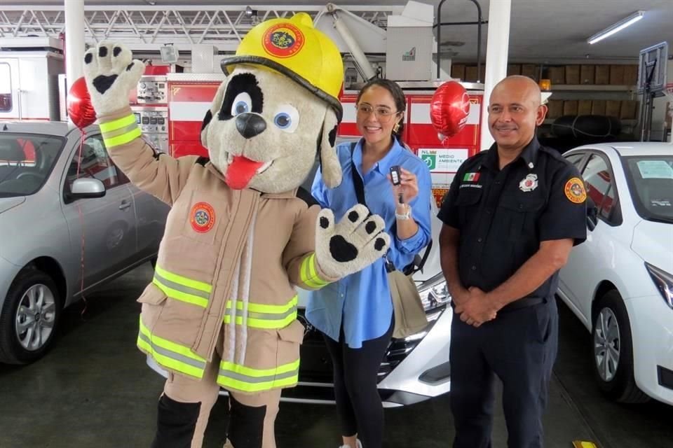 Los vehículos y los cheques fueron entregados ayer a los ganadores del Sorteo 43 del Cuerpo de Bomberos.