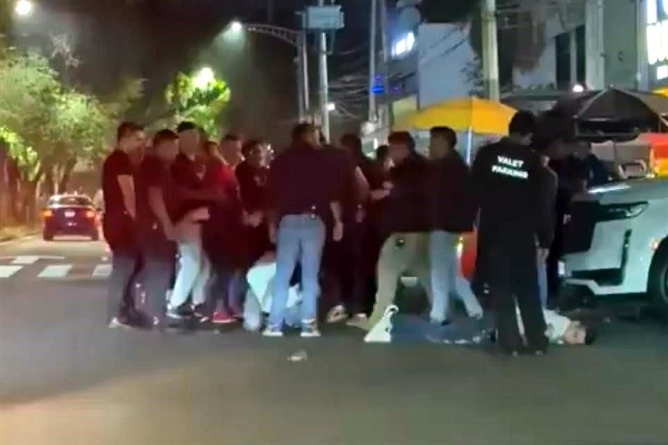 Dos jóvenes fueron golpeados por una decena de trabajadores del bar Match.