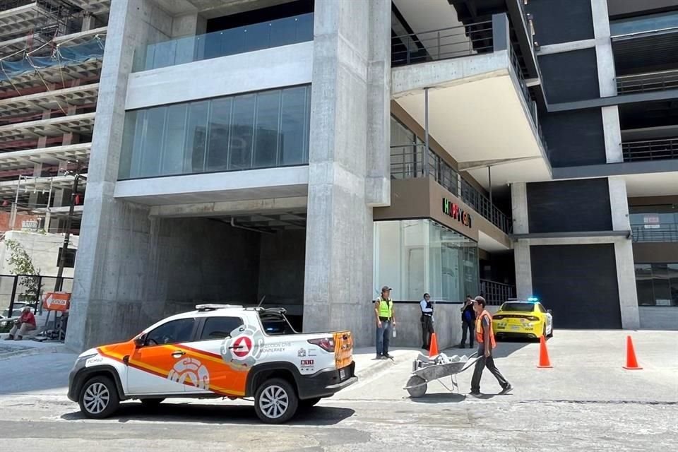 El accidente laboral se registró en la Avenida Garza Sada y su cruce con Palestina, a la altura de la Colonia La Roma.
