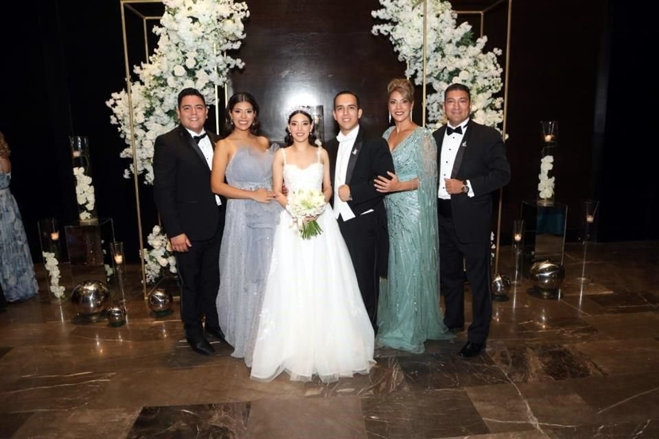 FAMILIA DE LA NOVIA Diego González, Karen de León, LOS NOVIOS, Lucy Torres de De León y Rolando de León