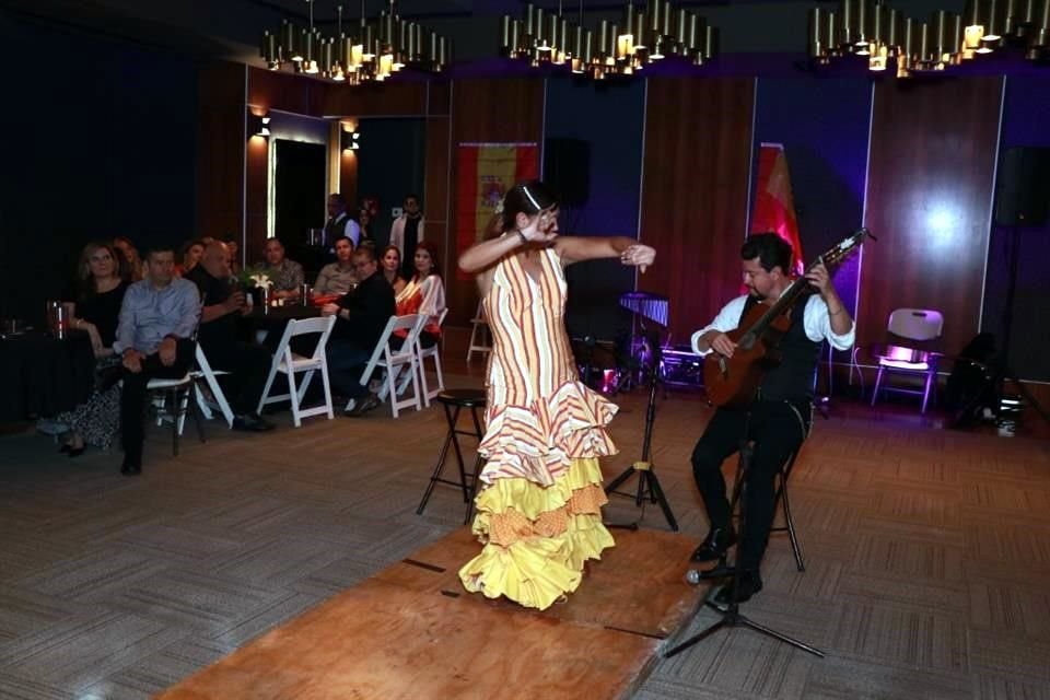 Un dueto de bailaora y guitarrista amenizó la noche