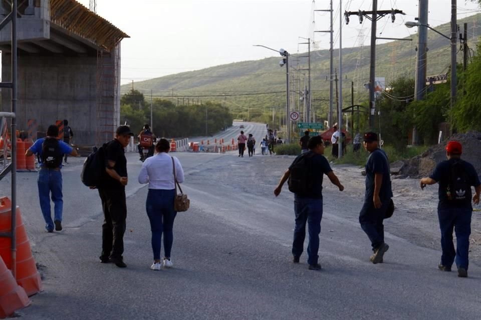 De acuerdo con los oficiales, los vecinos bloquearon la circulación desde las 15:00 horas por falta de agua en sus domicilios.