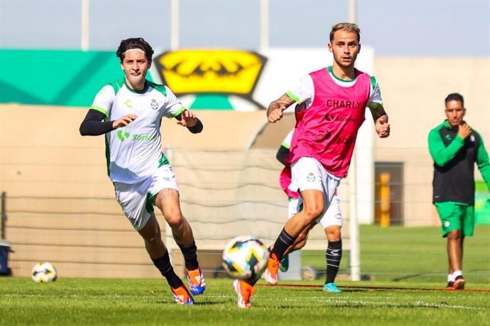 Fran Villalba (der.) ya tuvo su primera práctica con el Santos Laguna.
