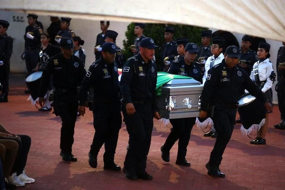 Elementos de la Secretaría de Seguridad Pública de Escobedo rindieron honor a los fallecidos.