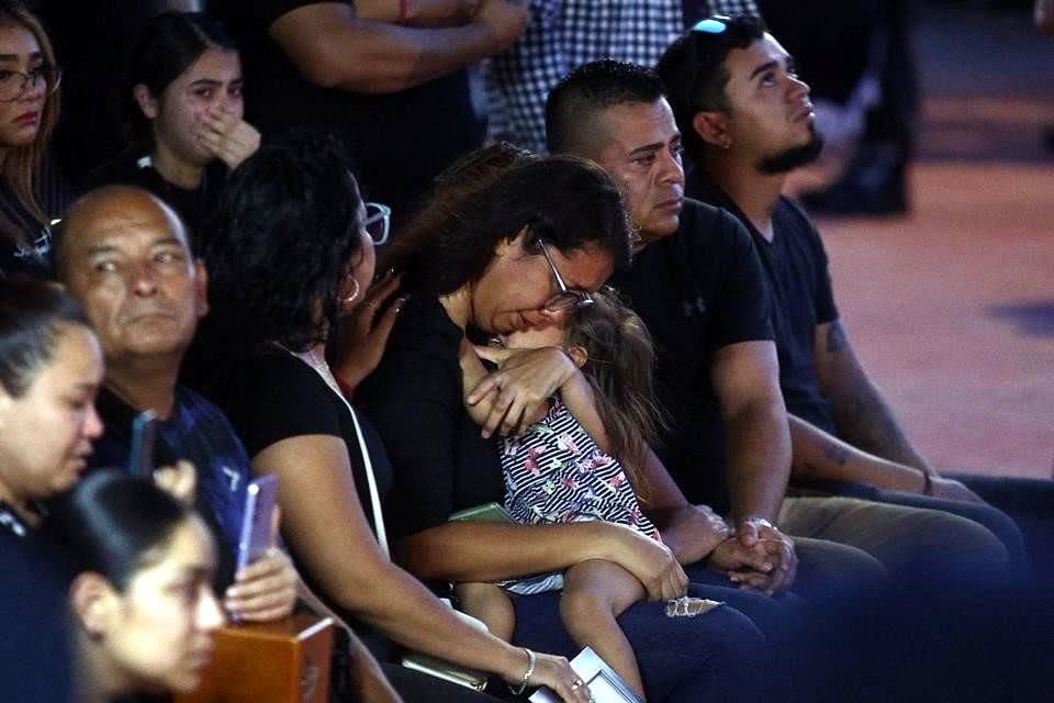 Familiares y allegados a las víctimas despidieron a los elementos.