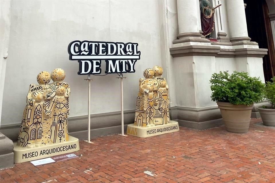 En el atrio de la Catedral de Monterrey están algunas de las piezas.