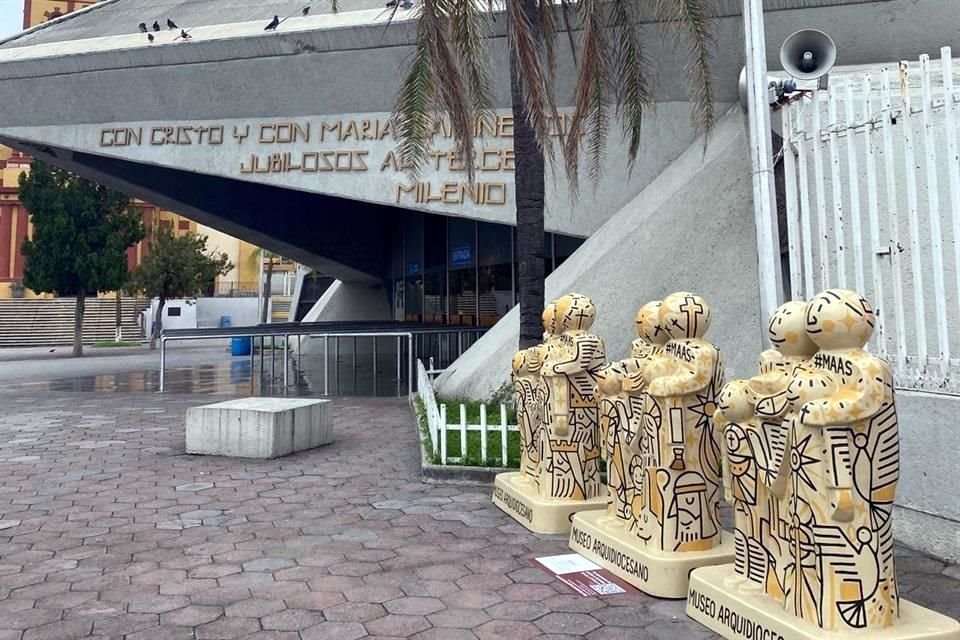 Con estas obras, como la instalada en la entrada a la Basílica de Guadalupe, se busca acercar a la gente al museo y el museo a la gente.