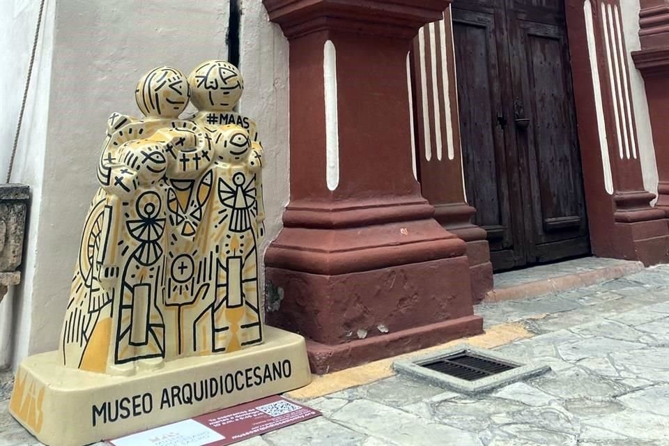 El artista Guffo intervino las piezas de fibra de vidrio representando a familias.